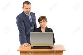 Imagen De Dos Personas Trabajando Mirando La Pantalla Del Portátil ...