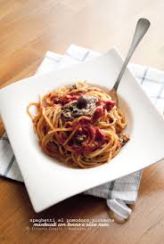 Spaghetti Al Pomodoro Piccante Mantecati Con Tonno E Olive Nere Ricette Cibo E Vino Idee Alimentari