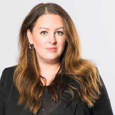 Räcker det med att vara konstig för att skapa en braksuccé? Ja, ibland. Den  som har följt Måns Zelmerlöws Tiktokkonto har förbryllats över idolens  makeover. Bakom framgången finns Anna Ulfung Arnbom… |