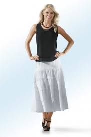 Die haare sind immer noch lang genug, um stilvoll und feminin zu wirken, aber auch nicht zu lang, um viel pflege und styling zu brauchen. Ausgefallene Mode Fur Frauen Ab 50