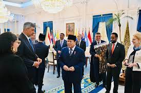 Kementerian Sekretariat Negara | Presiden Prabowo Subianto menerima surat  kepercayaan dari delapan duta besar luar biasa dan berkuasa penuh (LBBP)  negara-negara sahabat.... | Instagram