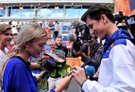 Hedda hynne ligger ifølge trener erik sakshaug nesten en måned foran skjema sammenlignet med fjorårets braksesong. Kommentar Berlin Skapte Legenden Jesse Owens 82 Ar Etter Kom Jakob Ingebrigtsen