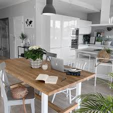 Agar lebih modern, warnai kolom struktur, tiang, serta bingkai terms: Inspirasi Desain Rumah Warna Abu Abu