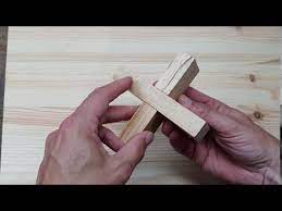 Ein kreuz aus nur 3 teilen zu bauen, sollte eigentlich zu schaffen sein. Losung Knobelspiel Drehkreuz Magisches Kreuz Youtube