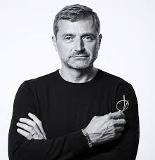 He is the head coach of the poland national team. Designpreis Einem Jurymitglied Uber Die Schulter Geschaut