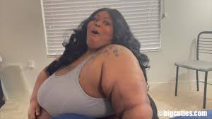 Mesmerized by Jazz SSBBW's mighty squashing skill