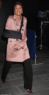 What to wear after shoulder surgery. Robin Roberts Returns To Gma After Taking Time Off To Have Shoulder Surgery Daily Mail Online