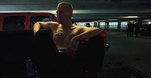 I møte med fienden» og ikkje minst filmplakaten (som viser ei bekymra khan framfor ein gjeng swastikaveivande amerikanske nynazistar) får filmen ei tematisk vriding der fokuset kjem på (den modige) khan og hennar (modige) møte med hennar (feige?) fiende. Deeyah Khans Mote Med Fienden Rushprint