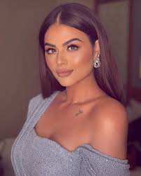 ملفته، حيث ارتدت قميص أسود. Xqzjg7u0eraqam