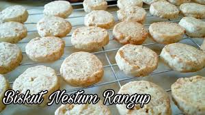 Dalam mangkuk berasingan, pukul butter (yang sudah dikeluarkan pada suhu bilik) bersama gula kastor sehingga putih dan berkrim. Resepi Biskut Nestum Rangup Mudah Dan Sedap Ikut Sukatan Cawan Crunchy Nestum Cookies Youtube
