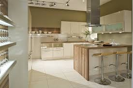 Cocina Blanca En U Con Encimeras De Madera