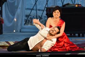 Sänger Jared Ice und Yulia Yurenkova (als Tosca) Durchführung während der  Foto-Probe der Oper "Tosca" von Giacomo Puccini auf der Bühne das  Heckentheater in Rheinsberg, Deutschland, 2. August 2016. Die Oper-Premiere  am 5. August 2016. Foto ...