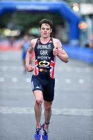 This is the touching moment jonny is heaved over the world triathlon series finishing line by his sporting brother alistair, while suffering heatstroke in mexico. Gold Coast Is Hot Test For Jonny Brownlee Ilkley Gazette