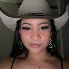 Isabella Neal's Instagram, Twitter & Facebook