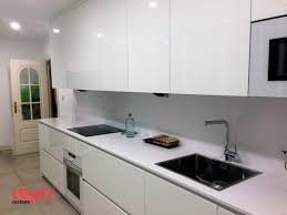 Cocinas largas y estrechas con barra en madera. Cocina En Luxe Blanco Brillo Con Encimera Silestone Blanco Zeus Cocinas Capis Diseno Y Fabricacion De Cocinas En Huelvacocinas Capis Diseno Y Fabricacion De Cocinas En Huelva