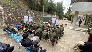 傳化學兵消毒劑有毒 國防部：稀釋漂白水對人體無害 中央社 2021/05/14 22:25(1小時前) （中央社記者鍾佑貞台北14日電）網路流傳「化學兵群的藥劑非常毒」等訊息，國防部陸軍司令部今天澄清指出，相關訊息為網路假訊息，化學兵所使用的消毒藥劑是1：50的稀釋. ä¸­è¯é±»å‚³åª' é‡'é–€ç¸£åºœé…åˆåœ‹è»åŒ–å­¸å…µæ¶ˆæ¯'æ•™å­¸å…±åŒé€²è¡Œé˜²ç–«æŽªæ–½