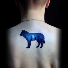 Cool Blue Ink Wolf Forest Mens Small Back Tattoo Ideas Tattoo Rucken Kleine Tattoos Tattoo Designs