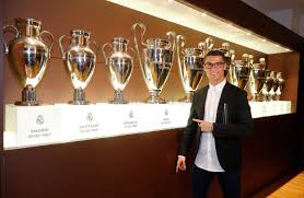 دك ريال مدريد فريق إشبيلية بسباعية ثقيلة في مرمى إشبيلية و كان الفوز السابع للريال و بهدا الفوز لا زال الريال يلاحق نادي أتليتكو مدريد صاحب المركز الثاني الدي يفرق بينهم 6 نقاط و سجل للريال : ÙƒØ±ÙŠØ³ØªÙŠØ§Ù†Ùˆ Ø±ÙˆÙ†Ø§Ù„Ø¯Ùˆ ÙŠÙˆÙ‚Ø¹ Ø¹Ù„Ù‰ ØªÙ…Ø¯ÙŠØ¯ Ø¹Ù‚Ø¯Ù‡ Ù…Ø¹ Ø±ÙŠØ§Ù„ Ù…Ø¯Ø±ÙŠØ¯ ØµÙˆØ± Ù†Ø§Ø¯ÙŠ Ø±ÙŠØ§Ù„ Ù…Ø¯Ø±ÙŠØ¯