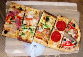 Para hornear la pizza ponedla sobre la bandeja del horno en la parte de más calor. Pizza Club Pascani Restauranteiasi Com