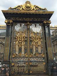 Mas sua história foi marcada pelos anos em que foi a última morada dos condenados à guilhotina da revolução francesa. Portao De Acesso Ao Palacio Da Justica Em Paris Design De Interior Vermelho Arquitetura Antiga Arquitetura