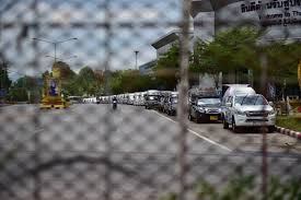Vans would park on the malaysian side, passengers would queue up some sound advice is to actually spend some time in thailand, at least a couple of nights, and bring a flight. Thai Ministry Urges Govt To Reopen Checkpoints As Border Trade Falls Amid Pandemic The Star