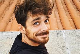 Negli ultimi giorni le voci stanno diventando sempre più insistenti, nonostante i tempi, per la sua partecipazione nel programma, siano molto ristretti: Andrea Cerioli Dopo Grande Fratello E Uomini E Donne Torna In Tv Temptation Island Vip