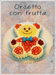 Torta A Forma Di Orsetto Fatta Di Soffice Pan Di Spagna Farcita Con Crema Pasticcera E Panna Montata Decorata Con Frago Decorazioni Con Fragole Fragole Torte
