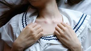 The swelling can occur even before you can feel a lump in your breast. Can You Feel The Difference Between A Breast Cyst Vs A Tumor Self
