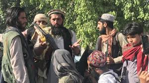 Les talibans ont intensifié leur offensive ces dernières semaines, prenant les districts ruraux et les capitales provinciales environnantes, après que le président américain joe biden a déclaré en avril que les troupes américaines seraient retirées d'ici septembre, mettant fin à une présence militaire étrangère de 20 ans. Jpvixgvwpy7zqm