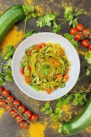 Zoodles Mit Curry Tomatensauce Leckeres Zucchini Rezept Rezept In 2020 Tomaten Sauce Gesund Kochen Rezepte Zoodles Rezept