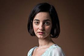 Éramos Seis: Julia Stockler faz estreia arrasadora como Justina