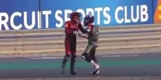 Der motorradpilot erliegt nach einem schweren unfall seinen verletzungen. Moto3 Piloten Prugeln Sich Nach Unfall Mitten Auf Der Strecke Mopo De