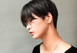 前髪を長めに残した ジェンダーレスなショートスタイル short haircatalog jp ヘアカタログ jp 長い髪の男 髪型 ショート黒髪 メンズ ヘアスタイル