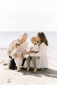 Cute Beach Family Photos Posing Ideas For Families Fall Outfits For Beach Photoshoot Cute Natural F Nyc Wedding Photography Beach Family Beach Family Photos