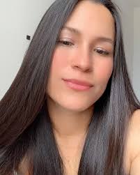 En la sonrisa de un alma, , brilla el sol de la vida, , un destello de  esperanza, , que al mundo entero cautiva., Labios curvados en alegría, ,  como pétalos de rosa en primavera, , emanan luz y dulce ...