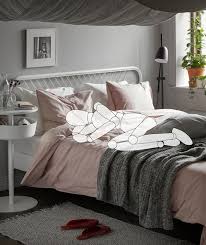 مستلقي على الكنبة