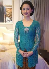 Kebaya brokat kerah v biru dongker. 10 Merek Kebaya Sederhana Untuk Tampil Cantik Saat Wisuda