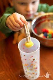 Como interventor, es muy importante destacar que dentro del ámbito de los niños de 2 a 3 años, el desarrollo motriz es fundamental ya motricidad. Ideas Montessori De 2 A 3 Anos Montessori Low Cost Cucumama Creative Actividades Para Motricidad Fina Actividades Motricidad Juegos De Motricidad Fina