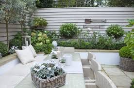 Kleiner Garten Gestaltung Shabby Hochbeete Sichtschutzzaun Kleiner Hof Garten Design Kleiner Garten Stadtgarten
