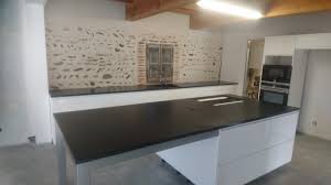 Une cuisine ouverte, qui se fond avec le salon. Plan De Cuisine En Granit Noir Du Zimbabwe Finition Cuir Barthe Sa