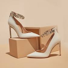 Scarpe da donna eleganti su una suola alta. Welcome On Guess Official Online Store