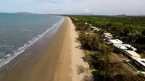 The strand is dotted with fun cafés, like the fisherman's landing. Saunders Beach Townsville Australia Dji Phantom Thechurchie76 Youtube