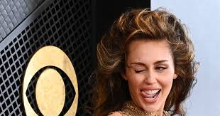 Grammy 2024: Los cinco sorprendentes looks que convirtieron a Miley Cyrus  en la gran protagonista de la noche