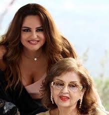 صور المشاهير العرب مع أمهاتهم علاقات خاصة تعيدهم للطفولة Celebrities Actresses Mirrored Sunglasses Women