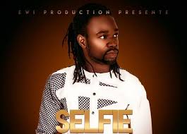 La carrière solo de voyou, commencée il y a trois ans, a pris depuis peu un avec la sortie en 2018 de son ep « on s'emmène avec toi » le chanteur voyou entre pop. Musique Video Selfie Rend Hommage A Sa Femme Qui A Choisi De Sortir Avec Voyou D Artiste