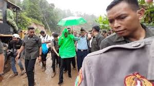 Cerita jokowi pakai jas hujan rp 10 ribuan di desa selain menggunakan jas hujan warna biru petugas juga menggunakan masker dan sepatu boot warna hijau tua. Monyet Pake Jas Hujan Monyet Pake Jas Hujan Wow 30 Gambar Orang Pake Jas Hujan Ada Yang Murah Tapi Esok Harinya Sudah Robek Lagi