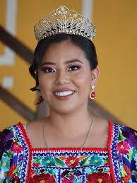 👑REINA DE LA FERIA DE CRISTO REY 2023 XOCHITL CITLALI FLORES MORA ✓Nota:  Blusa chileña de hombros bordado a mano en seda por la abuela ESTHER LEZAMA  y el vestido fue hecho