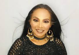 Cantora paraense Débora Lobo comemora 20 anos de carreira