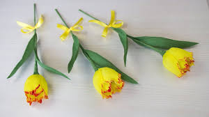 поделки на 8 марта из гофрированной бумаги и конфет Zheltye Tyulpany Iz Gofrirovannoj Bumagi I Konfet Podelki Na 8 Marta In 2020 Mit Bildern Geschenke Basteln Krepppapier Gelbe Tulpen