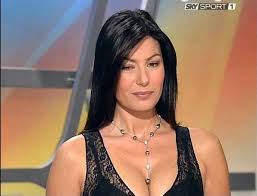 La d'amico non lascerà comunque sky sport, anzi diventerà la conduttrice del programma dedicato alla champions league, che a partire dalla prossima stagione. Gaffe Di Ilaria D Amico A Sky Sport Napoli Protesta